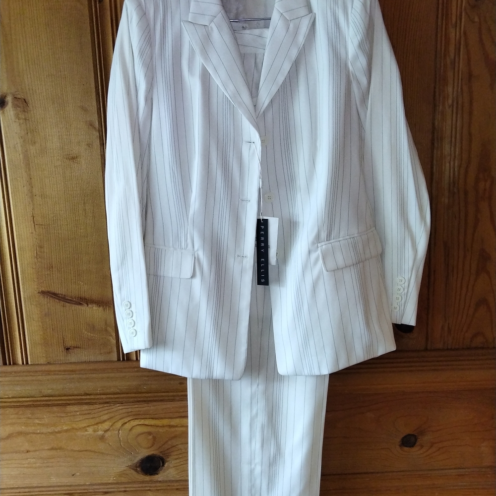 Perry Ellis White Pantsuit with Classic Lapel and Straight-Leg Design